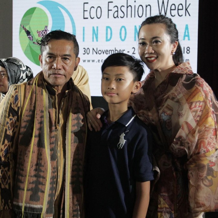 Akhir pekan lalu, diadakan pagelaran busana Eco Fashion Week Indonesia 2018 (EFWI) di Museum Kebangkitan Nasional, Jakarta Pusat. Nah, ini salah satu desainer, Merdi Sihombing, bersama penggemar ciliknya. (Foto: dok. Eco Fashion Week)