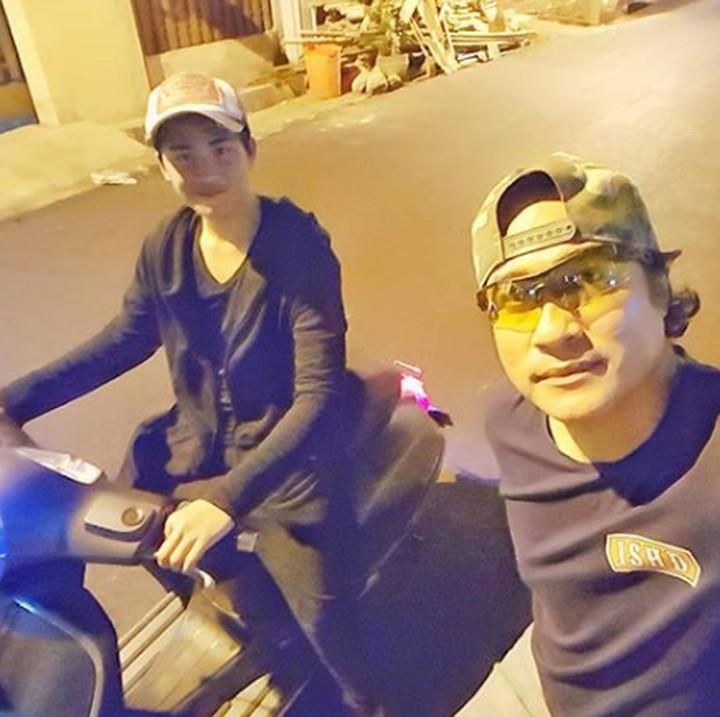 <p>Seru banget nih quality time ala ayah dan anak satu ini. <a href="https://hot.detik.com/celeb/3501008/adjie-pangestu-nikahi-wanita-muda-ini-ucapan-dari-mantan-istri" target="_blank">Adjie Pangestu</a> mengajak Rafiberkendara malam. (Foto: Instagram @adjiepangestu)</p>