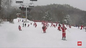 VIDEO: Bermain Ski Bersama Ratusan Sinterklas