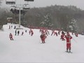 VIDEO: Bermain Ski Bersama Ratusan Sinterklas