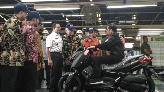 Jokowi sebut produsen motor harus menyasar pasar luar negeri, bukan hanya domestik dan tingkatkan kandungan lokal.