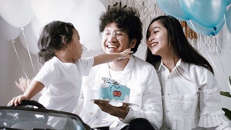 Menjelang proses penyapihan anaknya. Istri Kunto Aji, Dewi Syariati berbagi pengalaman menyusui yang penuh liku. Anaknya, Badha sempat mengalami tongue tie.