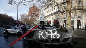 FOTO: Sisa-Sisa Amuk Demonstran Rompi Kuning di Paris