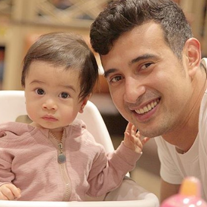 <p>Mirip nggak nih dengan <em>uncle</em> Ali, Bun? (Foto: Instagram @alisyakieb)</p>