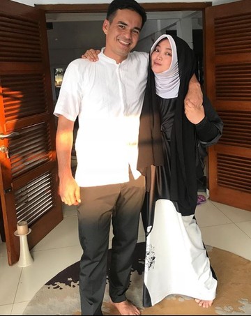 Istri teddy syah