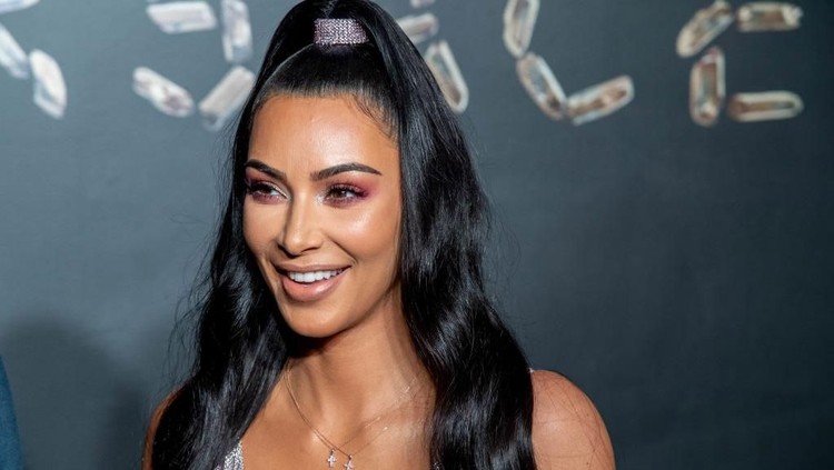 Kim Kardashian curhat tentang penyakit psoriasis yang dialaminya sejak 2011. Apa itu psoriasis? Simak di sini, Bun.