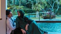 <p>Mereka sweet banget ya, Bun. Dimas nggak pernah bosan untuk bersikap manis sama istri. (Foto: Instagram @ dimasseto_1)</p>