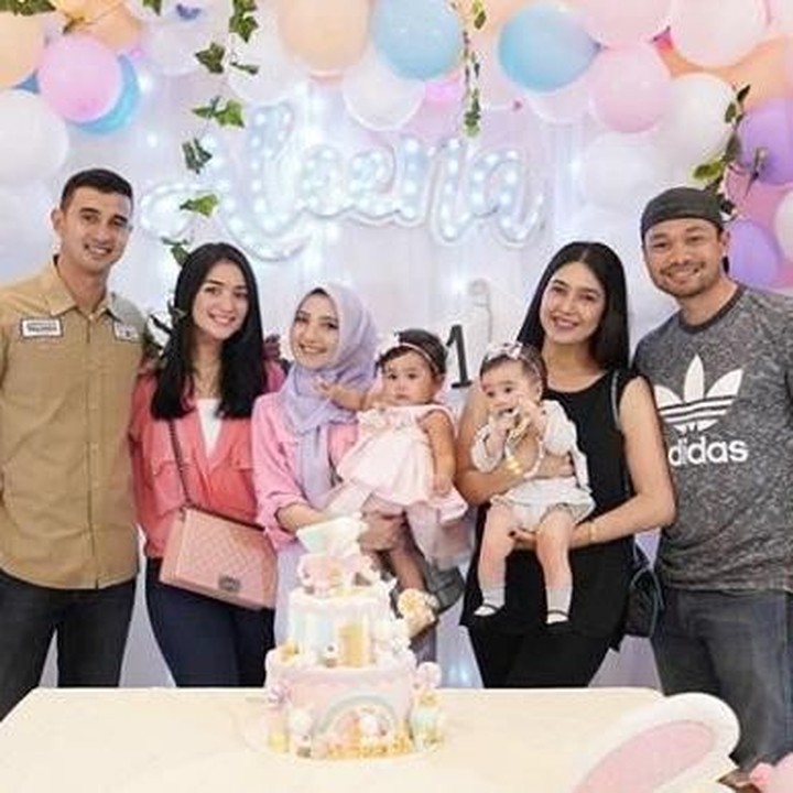 Ali Syakieb ikut nganter Raqeema ke pesta ultah nih. Seru banget ya, kalau pergi bareng-bareng gitu. (Foto: Instagram @alisyakieb)