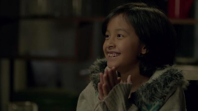 Dalam cuplikan terbaru film 'Keluarga Cemara', sosok Ara justru bahagia ketika Abah mengumumkan keluarga mereka bangkrut.