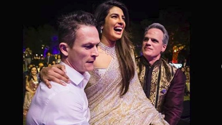Pernikahan Priyanka Chopra-Nick Jonas, Penuh Tawa dan Warna Mengintip kemeriahan pernikahan Priyanka Chopra dan Nick Jonas yang penuh tawa dan warna.