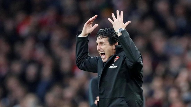 Manajer Arsenal, Unai Emery, didenda £8.000 oleh Asosiasi Sepak Bola Inggris (FA) karena menendang botol air minum ke suporter Brighton & Hove Albion.
