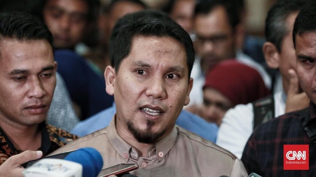 Baik Ahmadi maupun Komisi Pemberantasan Korupsi (KPK) mengaku masih pikir-pikir sebelum memutuskan untuk mengajukan banding.
