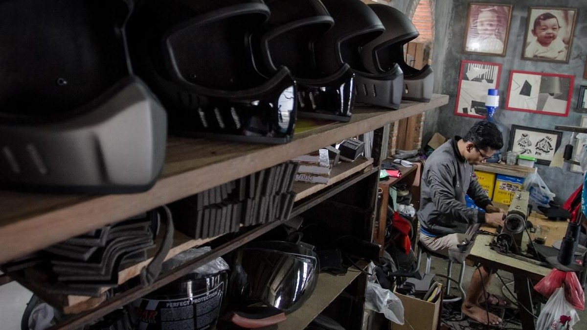 FOTO: Bergaya dengan Helm Kustom dari Tempat Lahir Jokowi