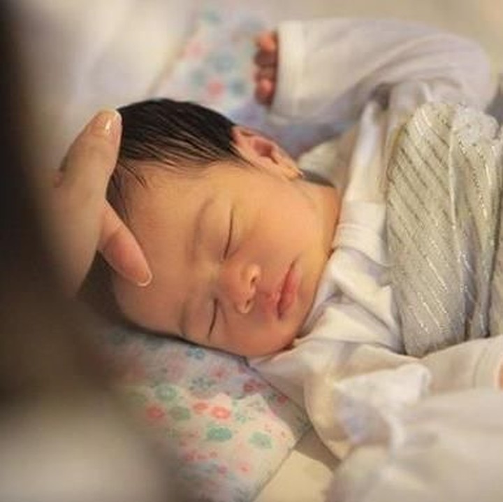 Ali Syakieb nampak sangat senang mendapat ponakan perempuan. Begitu Raqeema lahir, langsung ikutan posting di Instagram. (Foto: Instagram @alisyakieb)