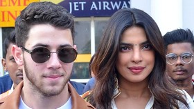 Nick Jonas Pamerkan Kue Pernikahan 7 Tingkat