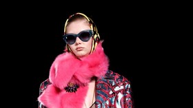 FOTO: 'Mesin Waktu' Koleksi Donatella Versace