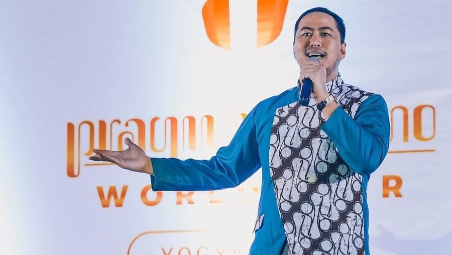 Pandji Pragiwaksono mengekspresikan sikapnya terkait isu menyesal memilih Jokowi. 