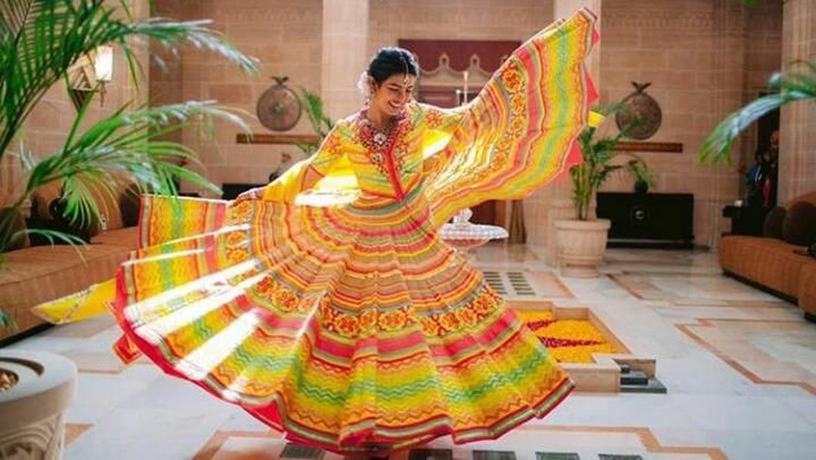 Gaun Pernikahan Priyanka Chopra Tuai Pujian Gaun pernikahan yang dikenakan oleh Priyanka Chopra menuai pujian dari para penggemarnya. Mau lihat seperti apa gaunnya ?
