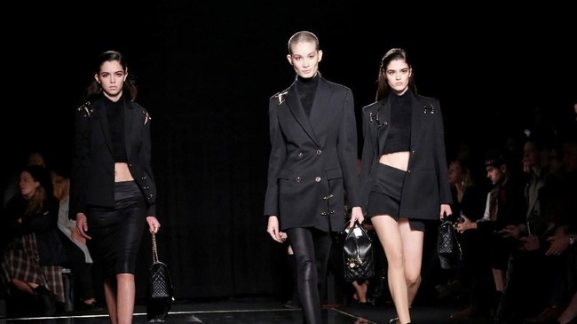 FOTO: 'Mesin Waktu' Koleksi Donatella Versace