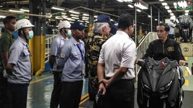 Naik Xmax, Jokowi Rayakan 1,5 Juta Ekspor Motor Yamaha