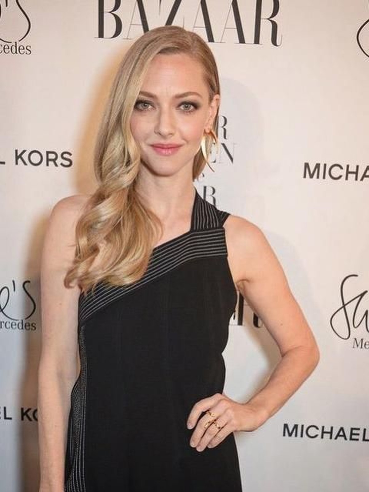 Aktris cantik&comma; Amanda Seyfried&comma; kini tengah merayakan ulang tahunnya yang ke 33 tahun&period; Insertizen intip yuk gaya berbusana dari pemain Mamma Mia 2 ini&period;