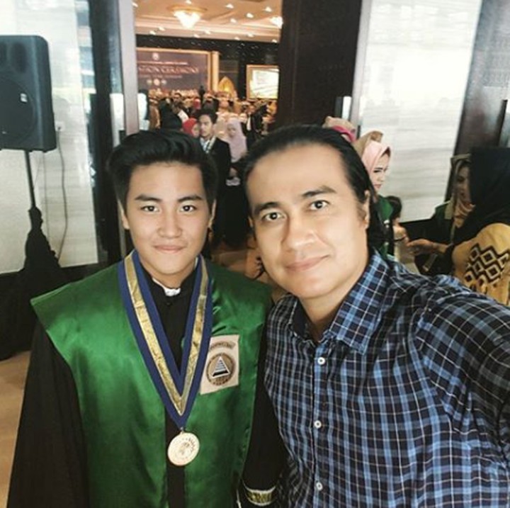 <p>Bahagianya <a href="https://hot.detik.com/celeb/d-3389244/mengintip-mesranya-adjie-pangestu-dengan-pacar-barunya-yang-masih-muda" target="_blank">Adjie Pangestu</a> ketika Rafi lulus dari sekolahnya. Semoga sehat selalu ya Ayah Adjie dan Rafi. (Foto: Instagram @adjiepangestu)</p>