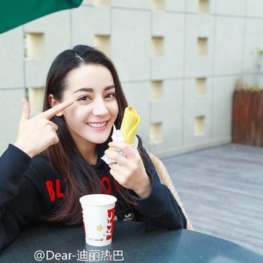 6 Foto Cantik Dilraba Dilmurat yang Laporkan Penggemar Obsesif
