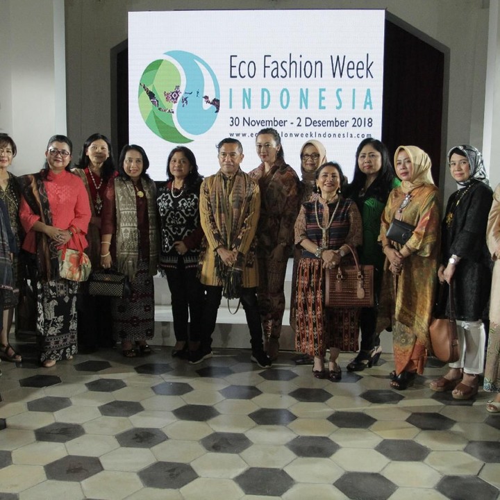 Istri Menteri Energi dan Sumber Daya Mineral (ESDM), Ratnawati Jonan, juga hadir dalam acara fashion ini lho. (Foto: dok. Eco Fashion Week)