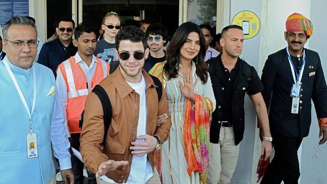 Priyanka Chopra mengunggah foto di akun Instagram, menunjukkan hadiah terbaru dari suaminya, Nick Jonas yang berharga Rp2,8 M.