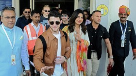 Priyanka Chopra Pamer Hadiah Mewah dari Nick Jonas