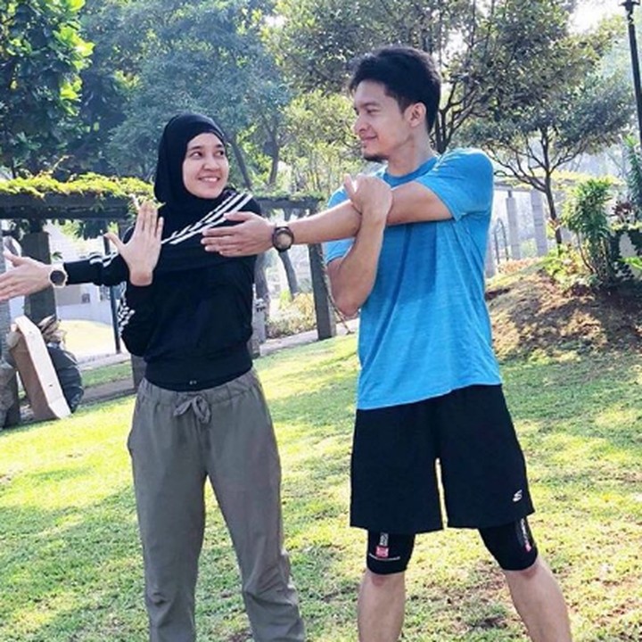 <p>Salah satu aktivitas yang disukai <a href="https://hot.detik.com/celeb/1428958/usai-lebaran-dimas-seto-dan-dhini-aminarti-fokus-punya-anak?h991101207=" target="_blank">Dimas seto</a> yaitu olahraga bareng istrinya.(Foto: Instagram @ dimasseto_1)  </p>