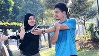 <p>Salah satu aktivitas yang disukai <a href="https://hot.detik.com/celeb/1428958/usai-lebaran-dimas-seto-dan-dhini-aminarti-fokus-punya-anak?h991101207=" target="_blank">Dimas seto</a> yaitu olahraga bareng istrinya.(Foto: Instagram @ dimasseto_1)  </p>