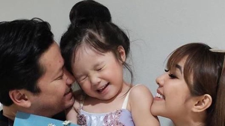 Gisel dan Gading kompak datang mendukung Gempi saat menjadi balerina. Bikin hati adem lihat mereka.