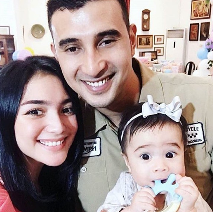 <p>Bersama <em>aunty</em> Citra Kirana dan <em>uncle</em> <a href="https://hot.detik.com/celeb/4233792/sebelum-menikah-citra-kirana-ali-syakieb-sudah-modali-rumah" target="_blank">Ali Syakieb</a> nih. (Foto: Instagram @raqeemarubyradinal01)</p>