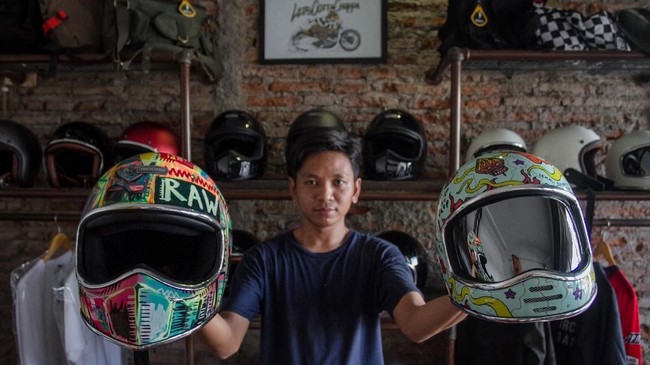 FOTO: Bergaya dengan Helm Kustom dari Tempat Lahir Jokowi