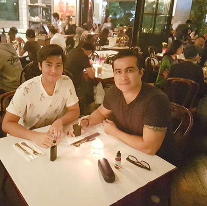 <p>Di foto ini Adjie Pangestu dan Rafi seperti kakak adik ya? (Foto: Instagram @adjiepangestu)</p>