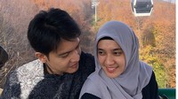 <p>Keduanya juga kerap traveling ke berbagai daerah. Kali ini, Dimas mengajak Dhini untuk naik kereta gantung berlatar pemandangan yang indah. (Foto: Instagram @ dimasseto_1)</p>
