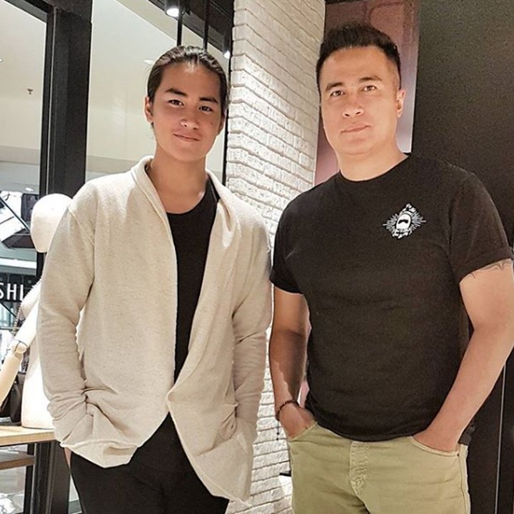 <p>Makin besar, tinggi badan Rafi menyaingi ayahnya nih. (Foto: Instagram @adjiepangestu)</p>