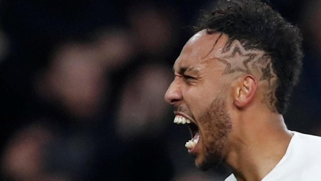 Penyerang Arsenal Pierre-Emerick Aubameyang dan bomber Tottenham Hotspur Harry Kane bersaing ketat di puncak daftar top skor Liga Primer Inggris.