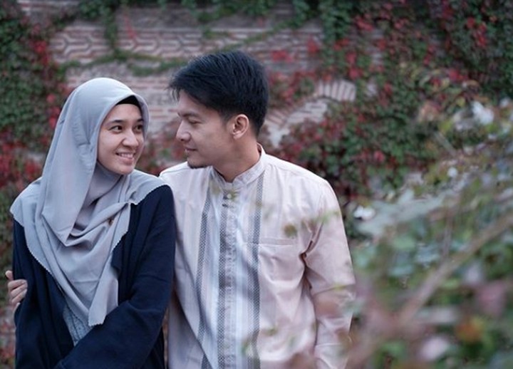 Setelah 7 tahun menikah, pasangan Dimas Seto dan Dhini Aminarti semakin mesra. Intip yuk deretan foto mereka yang bikin baper.
