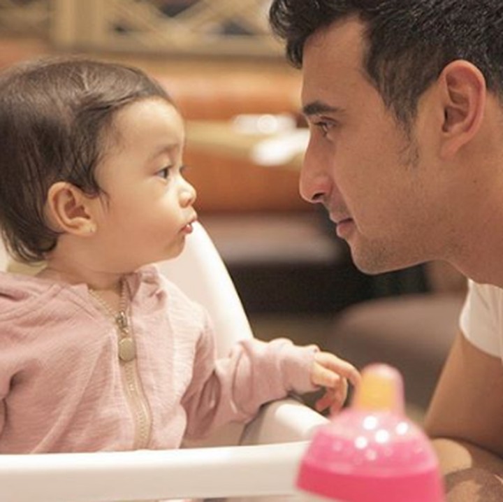 <p>Pasti Raqeema ingin minta sesuatu ya, sama <em>uncle</em> Ali? Lucu banget! (Foto: Instagram @alisyakieb)</p>
