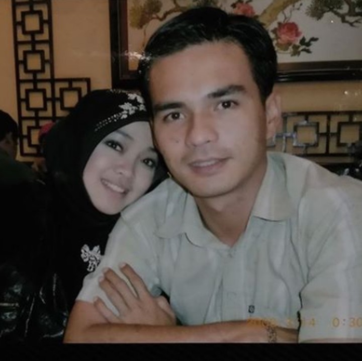 <p>Dari dulu hingga kini keduanya masih mesra. Bahkan, wajah mereka pun terlihat seperti nggak banyak berubah ya. (Foto: Instagram @rinagunawan28)</p>