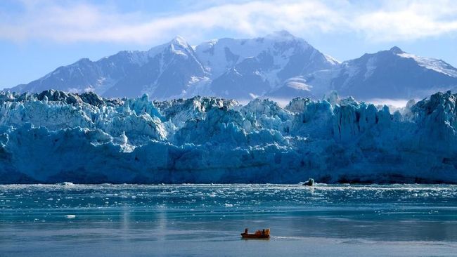 Dingin dan kelaparan dirasakan seorang pria yang harus terjebak salju Alaska selama tiga minggu karena kabinnya terbakar hangus.