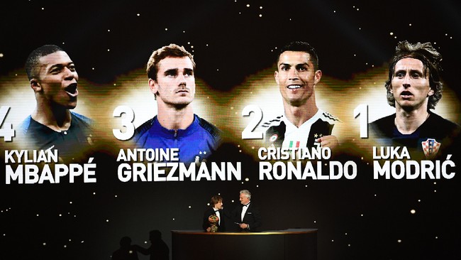 Bintang Juventus Cristiano Ronaldo mengklaim masih layak meraih penghargaan Ballon d'Or setiap tahun dan siap bersaing dengan Luka Modric.