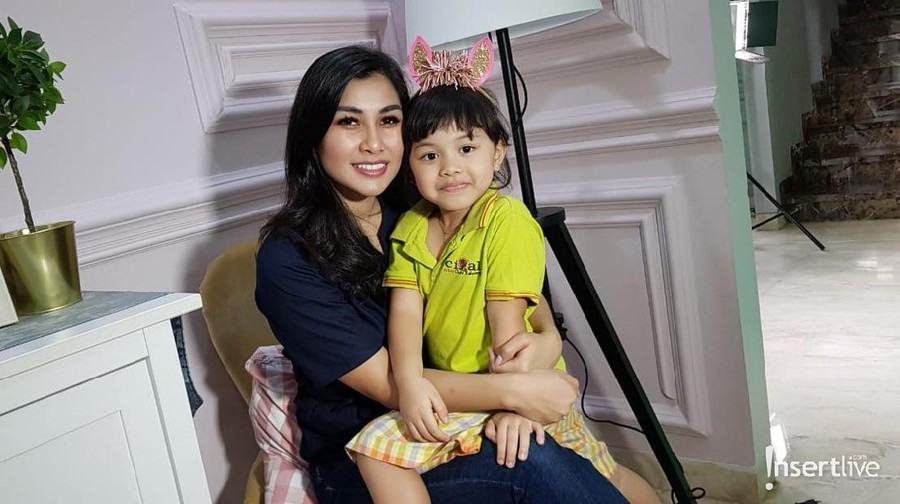Nisya Ahmad Tak Paksakan 3 Anaknya Jadi Artis Nisya Ahmad mengaku tidak memaksakan tiga anaknya menjadi artis.