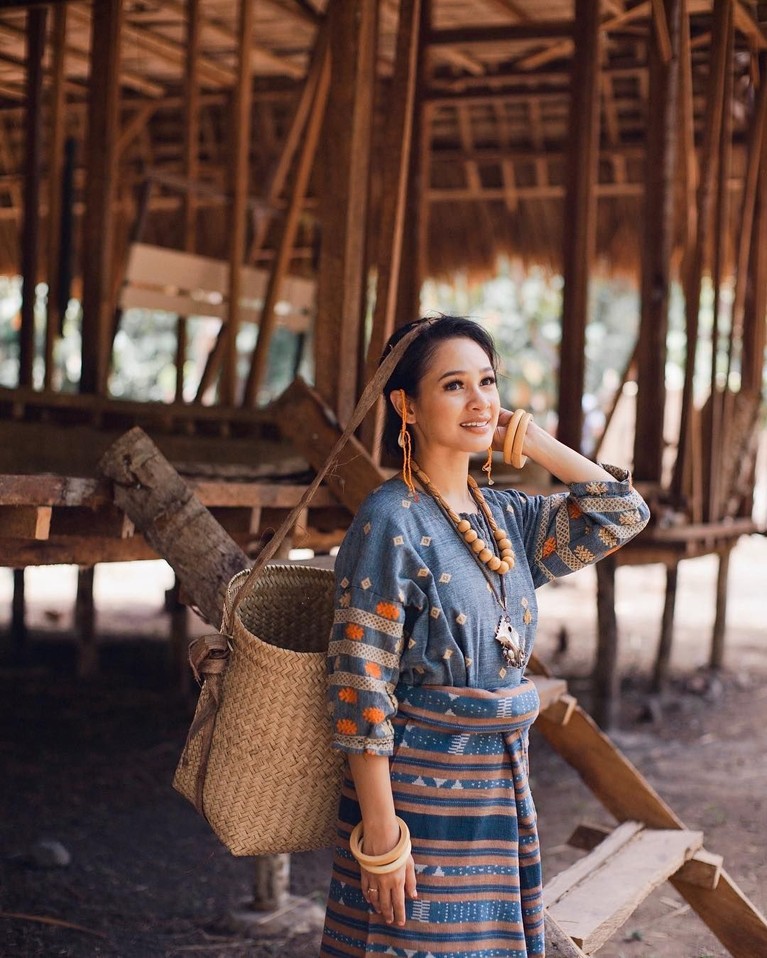 Andien kerap kali mengenakan kain nusantara di berbagai kesempatan. Kain yang kerap dipakai oleh ibu dari Kawa ini adalah kain Sumba, Maumere, dan Batik.