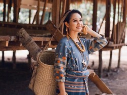 6 Gaya Kekinian Andien, Si Pecinta Kain Nusantara