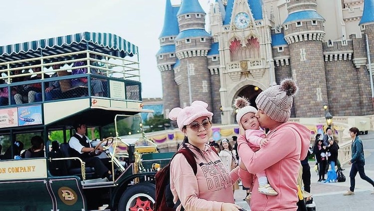 Mengajak anak berpergian seperti Vicky Shu memang menjadi tantangan. Simak tips agar anak tetap tenang selama di perjalanan.