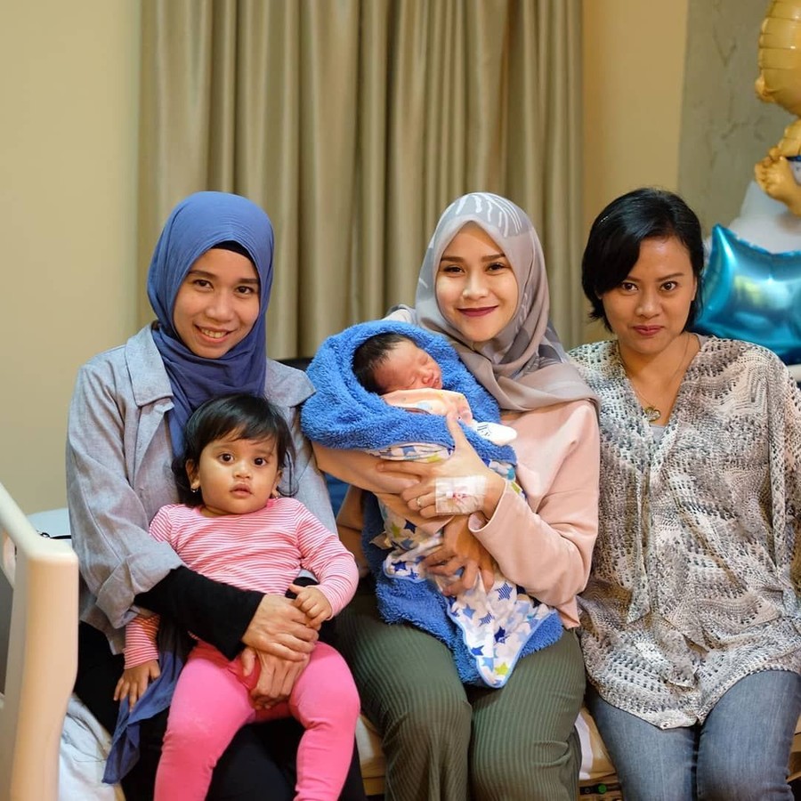 Berikut daftar lima artis yang akur dengan mantan istri dari suaminya kini.
