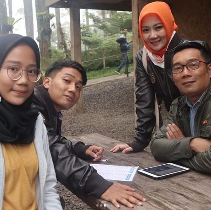 <p>Jalan bareng keluarga, keempat personil keluarga Ridwan Kamil pilih kompakan pakai biker jacket. Siapa yang paling keren? (Foto: Instagram @ataliapr)</p>